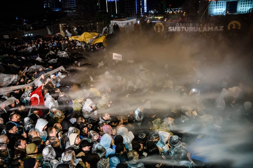 Török rendőrök lepték el egy kormánykritikus lap szerkesztőségét
