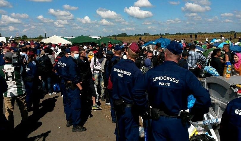 Önkéntesek visznek élelmiszert a röszkei rendőröknek