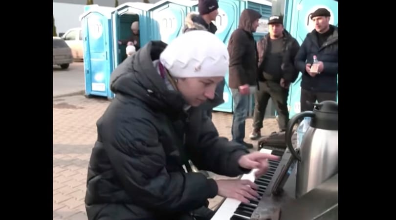 Három napig menekült, majd a lengyel határon eljátszotta a We Are the Championst