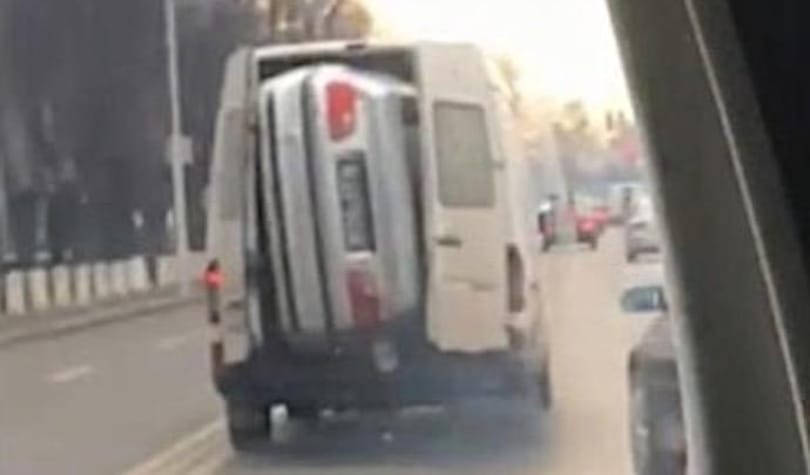 Lapjával fért csak be a BMW a furgonba - videó