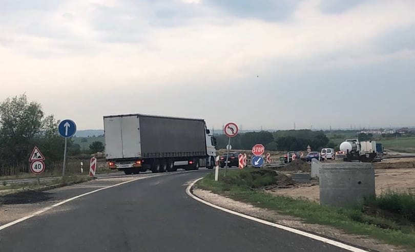 Egyszerre van előzni tilos tábla és szaggatott felfestés a halálútnak hívott M2-esen