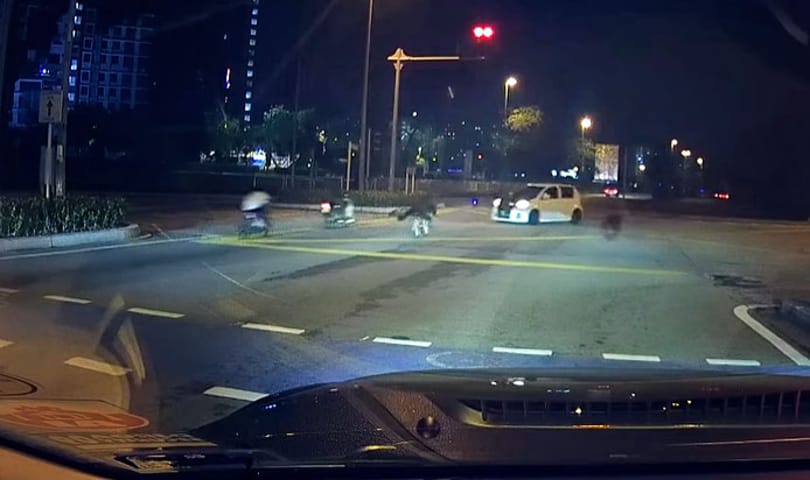 Mint a rossz szellemek, suhannak a kamikaze biciklisek Malajziában - videó