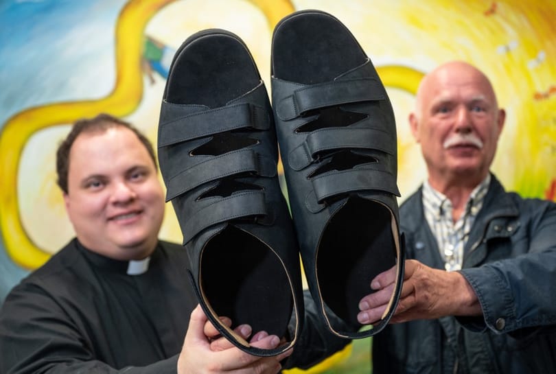 A világ legnagyobb lábú embere kapott egy új, 69-es méretű cipőt