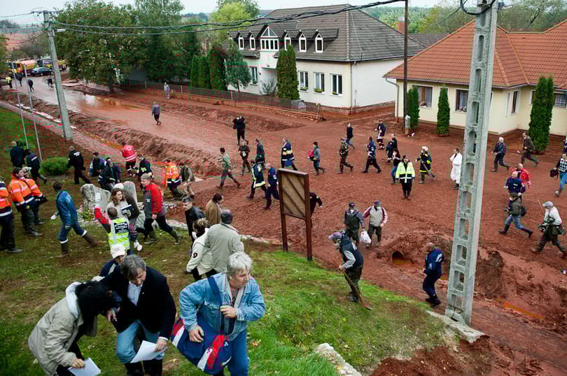 Gipszet és savat öntenek a kolontári patakba