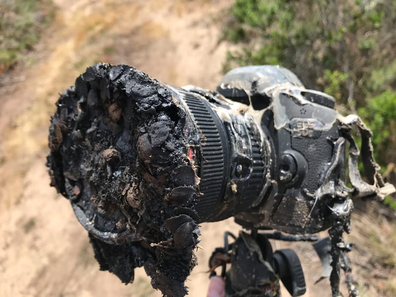 Így néz ki egy fényképezőgép, amit túl közel vitt a fotós a Falcon 9-es rakétához + videó