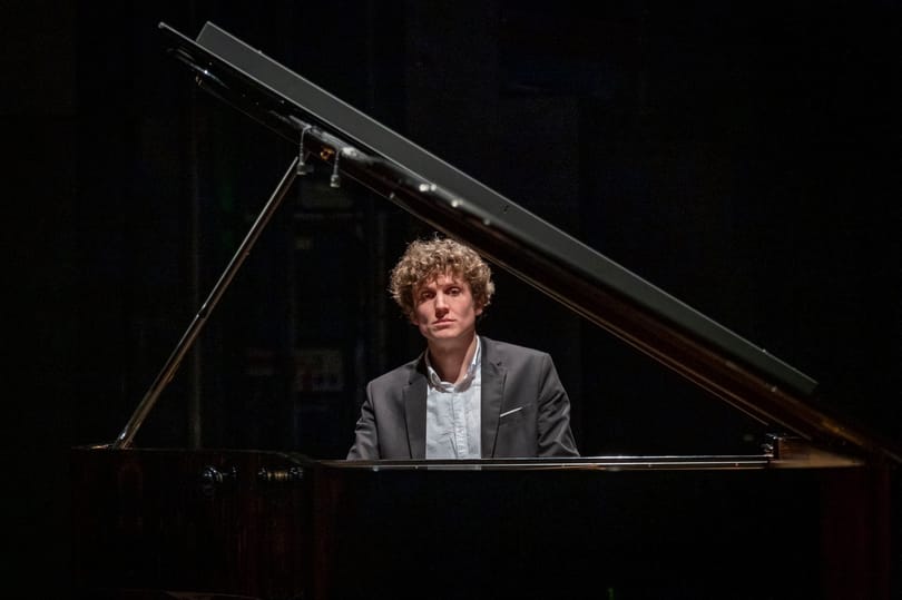 „Ebbe legálisan belepusztulhatsz”, írja a Liszt Ferenc-díjas zongorista a helyzetéről