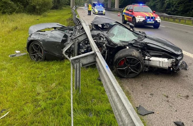 Kórház helyett gyalog ment haza: súlyos balesetet úszott meg egy McLaren-sofőr