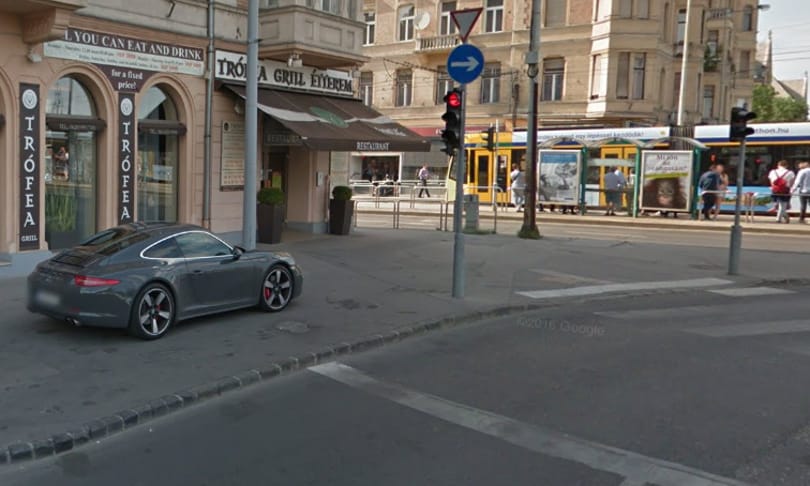 Polgárpukkasztó budapesti parkolás: a Porschénak bérelt helye van a járdán?