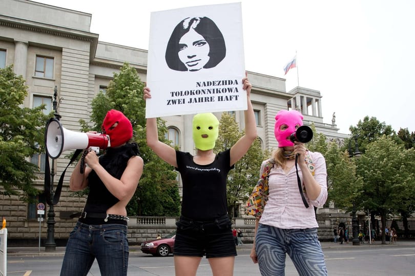 Videó: A Pussy Riot most először angolul énekel