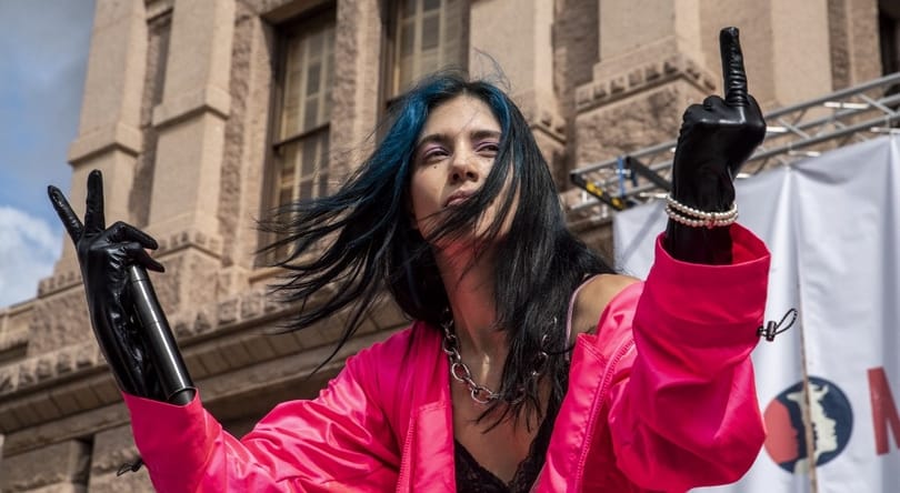 „Putyin őrült, a saját embereire is lőne” – figyelmeztet a Pussy Riot alapítója