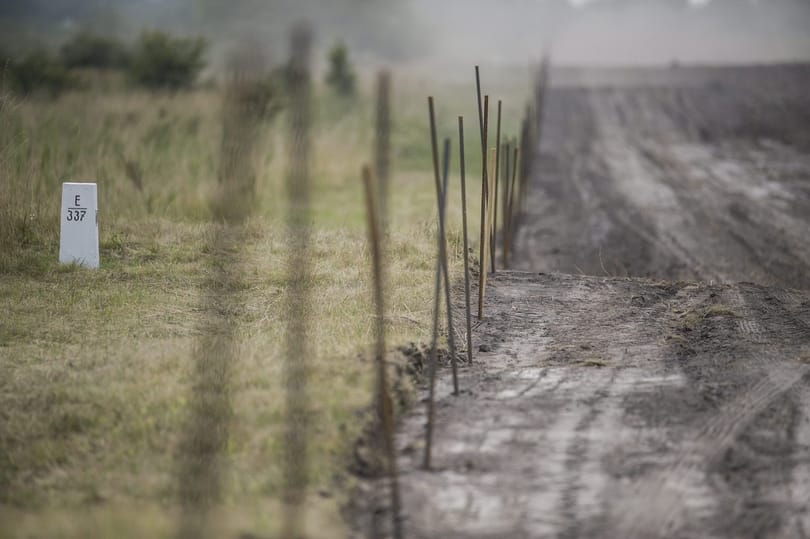 Fogvatartottak készítik a határzár tartóelemeit Dunaújvárosban