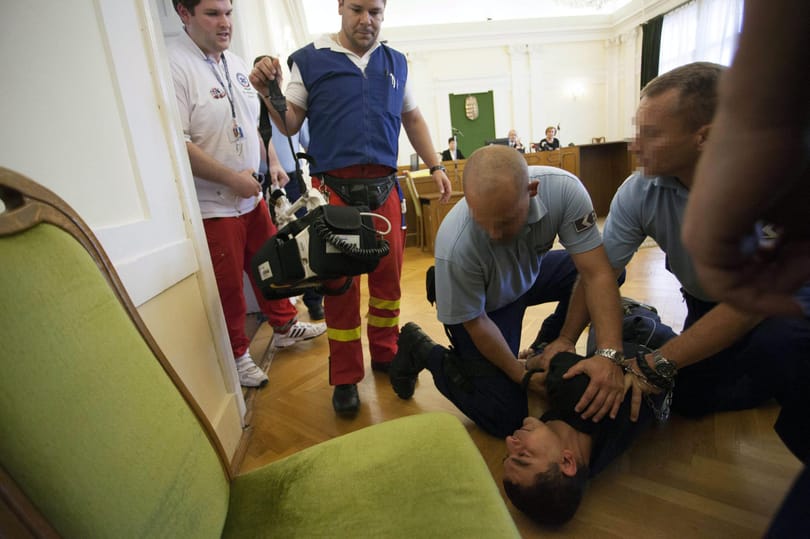 Fotó: így ájult el Szita Bence gyilkosa a peren