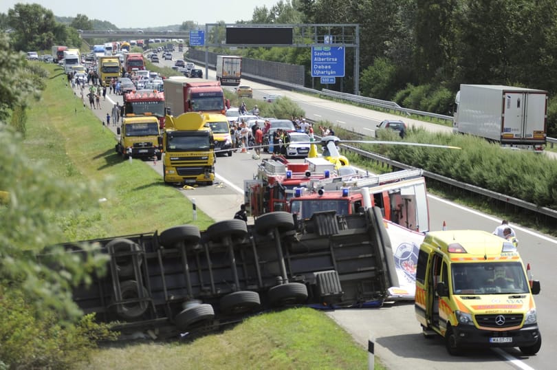Árokba hajtott egy kamion az M5-ösön