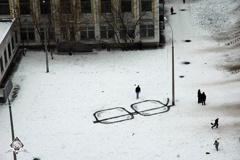 Street art percek: csinálj hóból szemüveget!