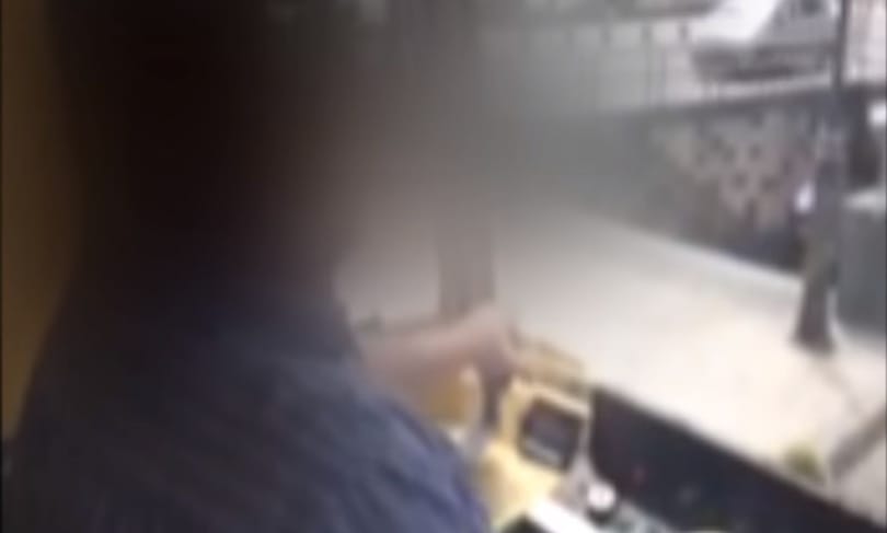 Nem bírta a kamerázást a villamosvezető, kiverte a telefont az utas kezéből – videó