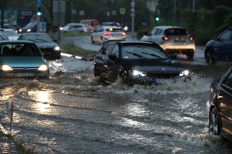 Pincéket, garázsokat, aluljárókat árasztott el a lezúduló eső Budapesten