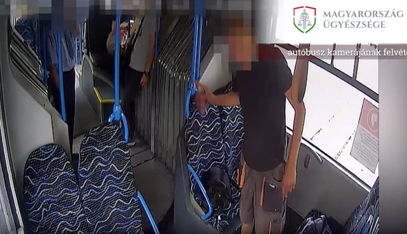 Videó: Hozzávágta a buszsofőrhöz az italos dobozt, amikor az szólt, hogy tegyen szájkosarat a kutyára