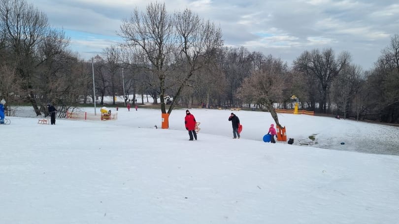 Már lehet szánkózni és síelni a Normafán