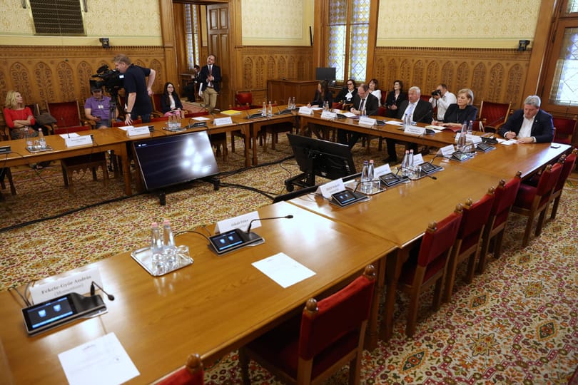 Kaya Ibrahim és a holdra szállás is előkerült az alkotmánybíró-jelöltek meghallgatásán