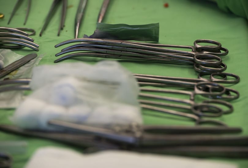 Nincs elég műtőssegéd, elmaradtak a műtétek a Fiumei úti baleseti sebészeten
