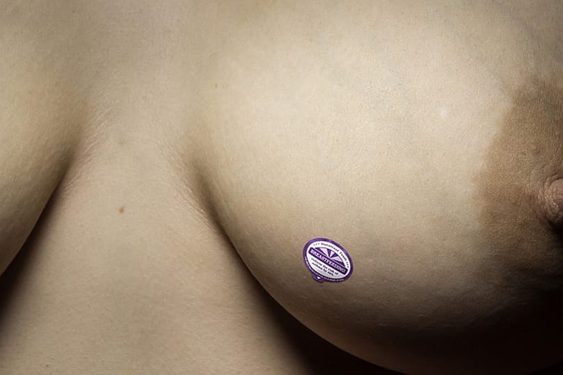 Meztelen melles kampánnyal üzennek a szoptatásról