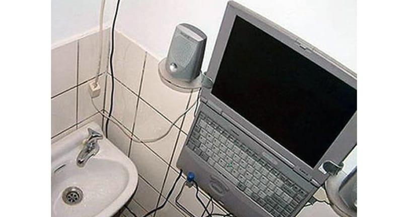 A nap kütyüje – laptop a WC-ben