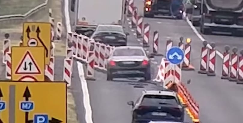 Egyenesen belehajtott a táblaerdőbe a Maybach sofőrje az M7-esen – videó