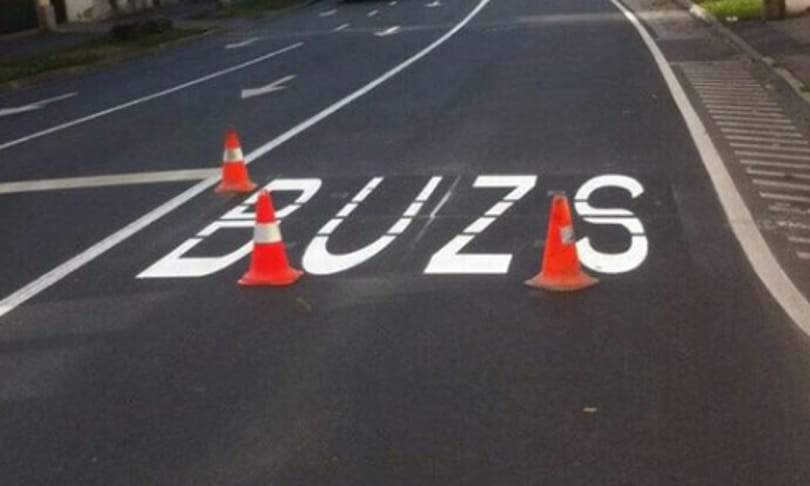 Itt a megoldás: így készülhetett a híres BUZS felirat a debreceni úton