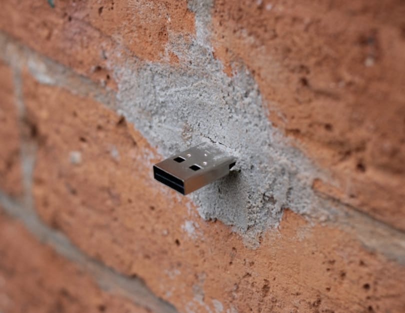 Egyre több Budapesten a falból kilógó pendrive