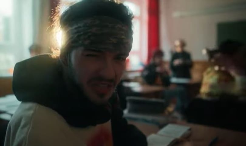„Mondd, mire gondoltál, mikor azt hajtogattad, hogy előre mész” – keményen beszól a kormánynak Azahriah az új dalában