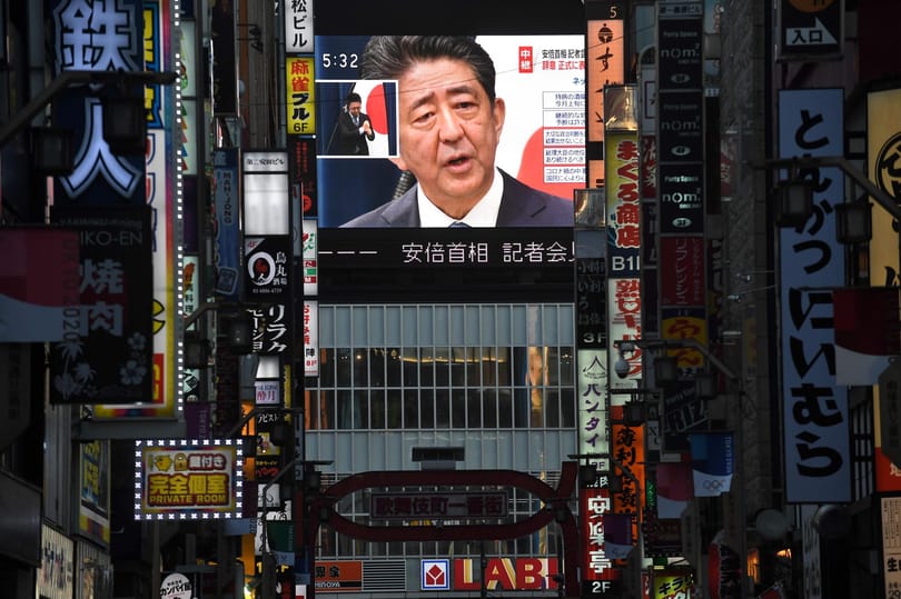 Betegsége miatt távozik a japán kormányfő, és lezár egy korszakot