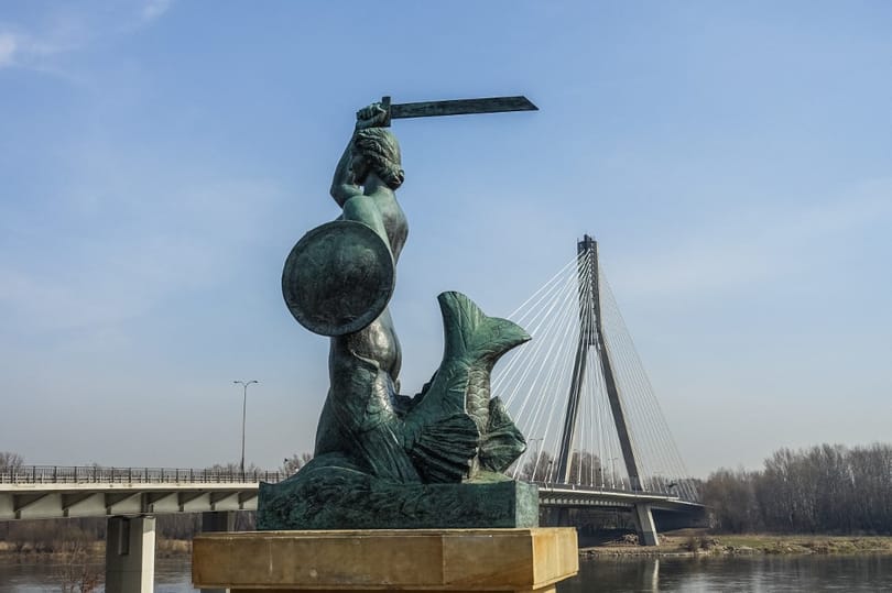 „Így ünneplem a Nők napját”: két klímaaktivista Varsóban leöntötte festékkel a hableányszobrot