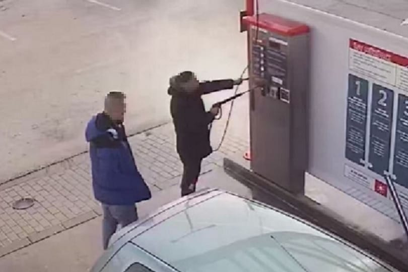 Egy férfi lemosta az autómosó vezérlőpaneljét is, mert úgy látta, koszos