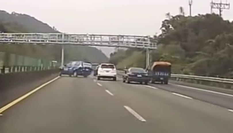 130 km/h-nál egy ártalmatlan helyzetből is ekkora baleset lehet – videó