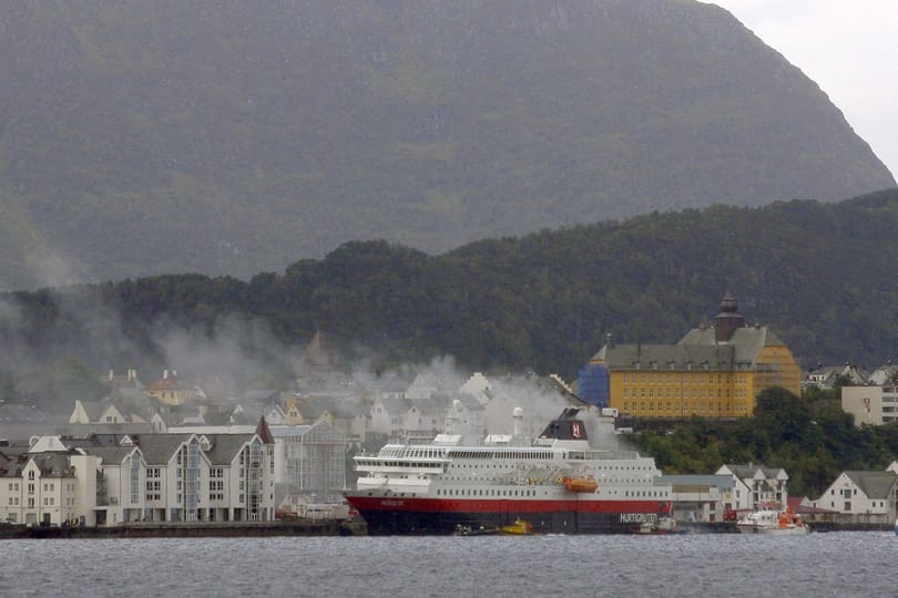Fotó: kigyulladt egy tengerjáró hajó Norvégiában
