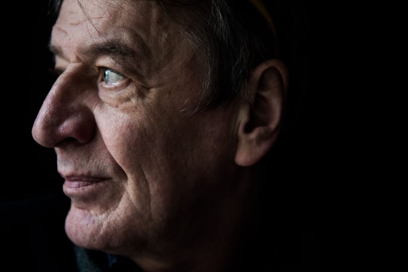 Tükröt tart és derűt sugároz a Mucsi Zoltánnal készült beszélgetőkönyv