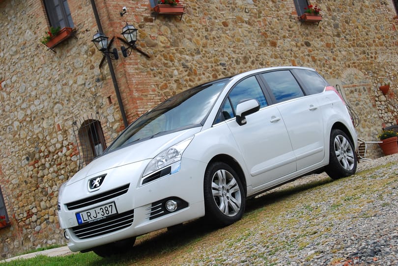 Gyengébb évre számít és szünetet tart a Renault és a Peugeot