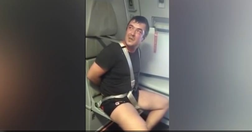 Videó: Lekötöztek egy részegen verekedő utast az Aeroflot járatán