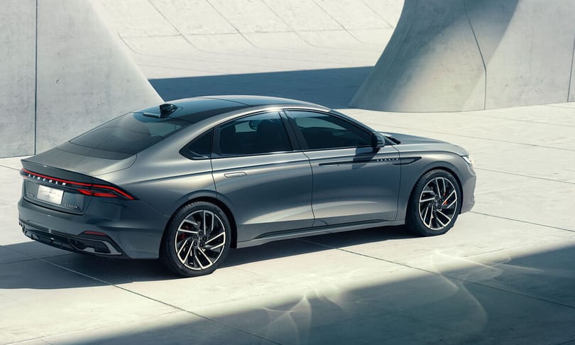 Gyönyörű kupészedán a Ford luxusmárkájától, míg nálunk halott a Mondeo