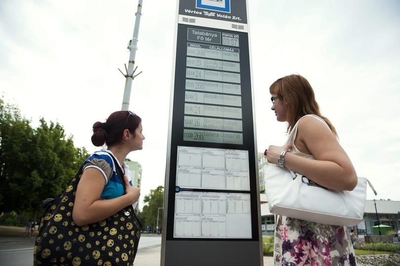 Fotók: kijelzők mutatják Tatabányán, mikor jön a busz