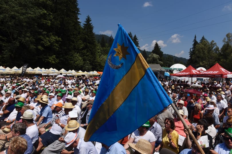 A magyar konzulátusnak is dolgozott a tusványosi nőrángató fotós