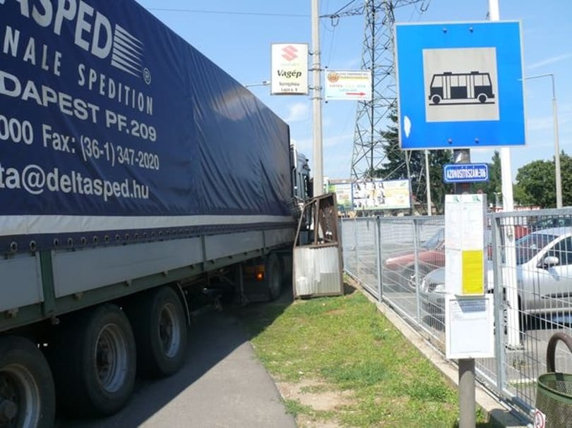 Buszvárót lapított ki a kamion - fotó