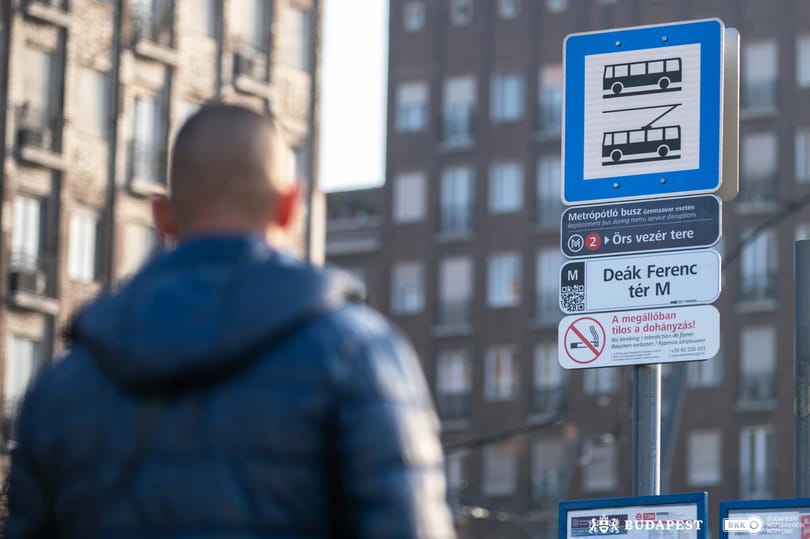 QR-kóddal szerelt megállónévtáblákat tesztel a BKK