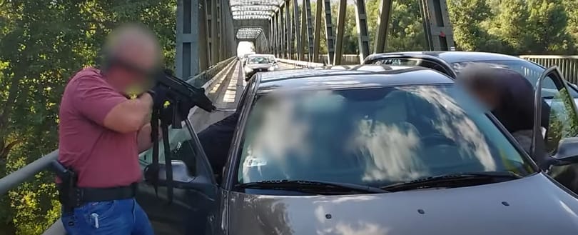 Látványos razzia volt egy Tisza-hídon, drogdílereket kapcsoltak le (videóval)