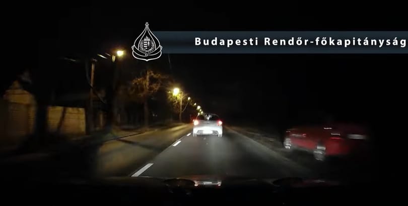 Törött szélvédővel menekült a rendőrök elől egy sofőr - videó