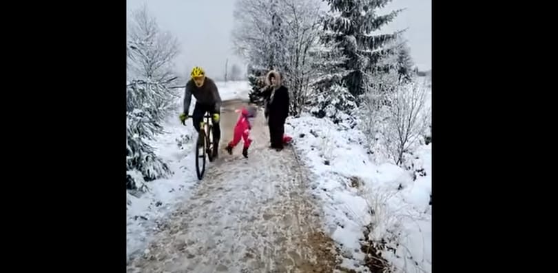 Emlékeznek még a kislányt fellökő bringásra? Most még ő kap kártérítést a gyerek apjától