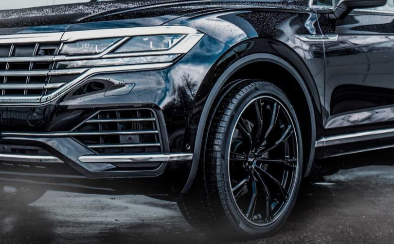 Jön egy 450 lóerős csúcsváltozat a VW Touaregből