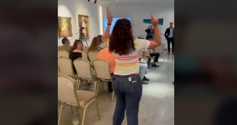 Őrizetbe vettek egy zsidó fiatalt, aki dulakodott a palesztinpárti tüntetőkkel a budapesti konferencián