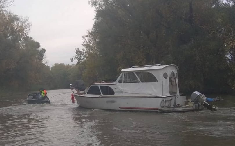 Tehetetlenül sodródott, majd fennakadt a nádasban egy elszabadult lakóhajó a Tisza-tavon – fotók