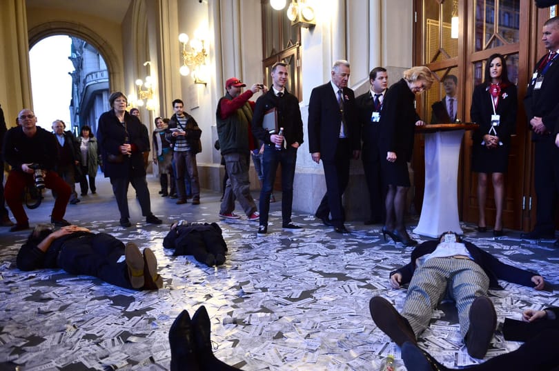 Videó: Orbán érkezését is szétkolompolták a Vigadónál